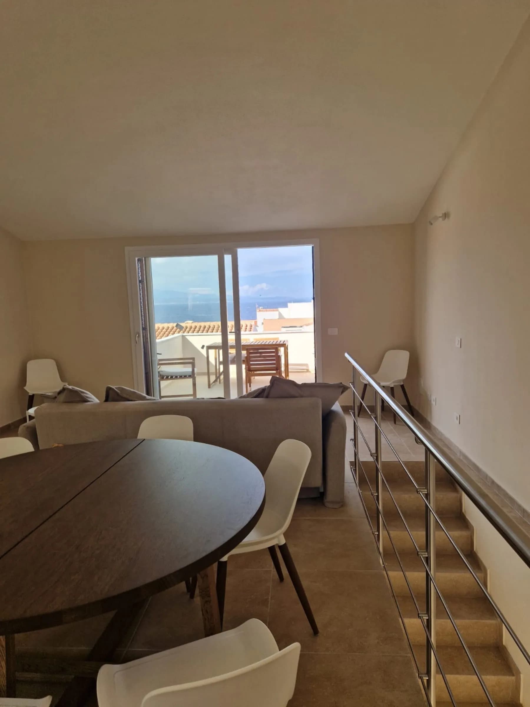 Salone secondo piano con zona pranzo